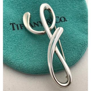 ティファニー(Tiffany & Co.)のTiffany イニシャルy ブローチ(ブローチ/コサージュ)