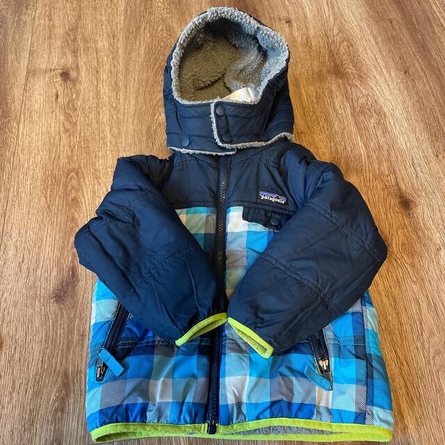 patagonia(パタゴニア)の【パタゴニア】３Ｔ　リバーシブルパーカー キッズ/ベビー/マタニティのキッズ服男の子用(90cm~)(ジャケット/上着)の商品写真