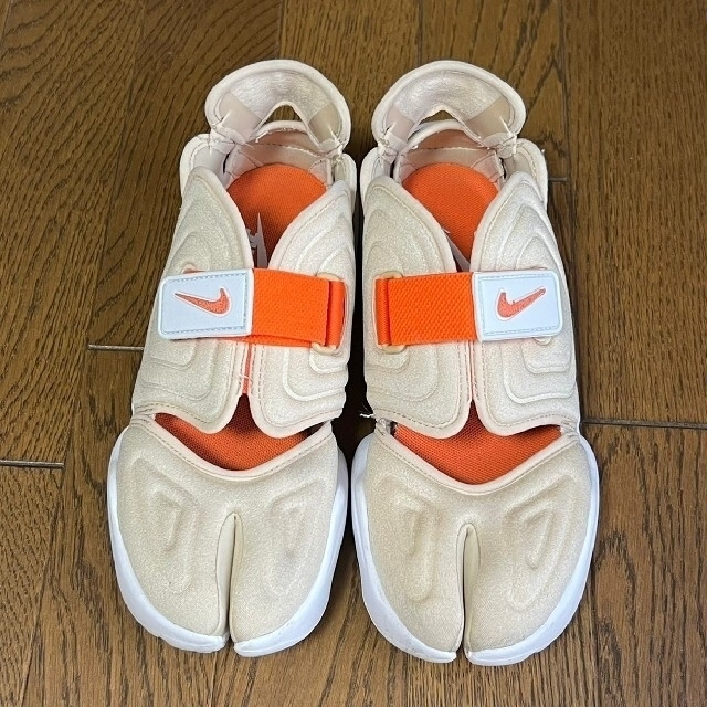 NIKE(ナイキ)のNIKEナイキ アクアリフト 23.5cm レディースの靴/シューズ(スニーカー)の商品写真