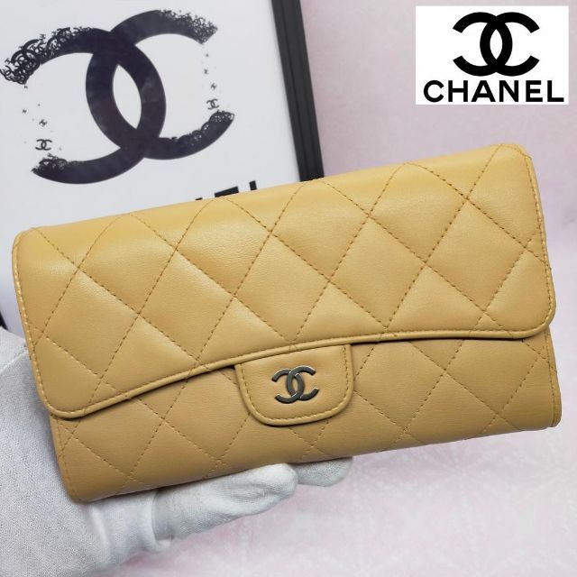 CHANEL(シャネル)の美品✨シャネル マトラッセ ココマーク ラムスキン フラップ  ベージュ 長財布 レディースのファッション小物(財布)の商品写真