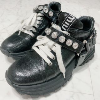 ミュウミュウ(miumiu)のmiumiu レザー ビジュー スニーカー 23.5(スニーカー)