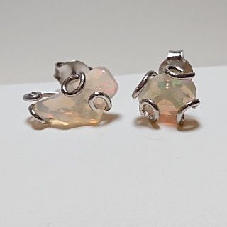 オパールのアシンメトリーピアス(シルバー製)(ピアス)