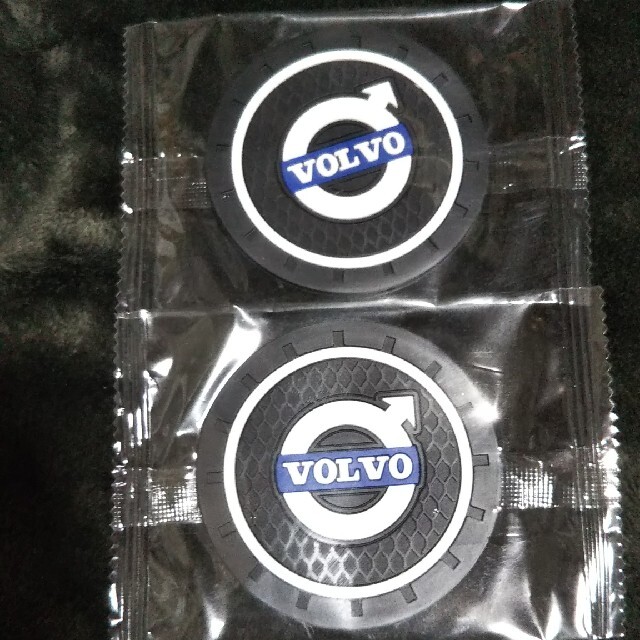 Volvo(ボルボ)のVOLVO ドリンクホルダーコースター2枚 自動車/バイクの自動車(車内アクセサリ)の商品写真