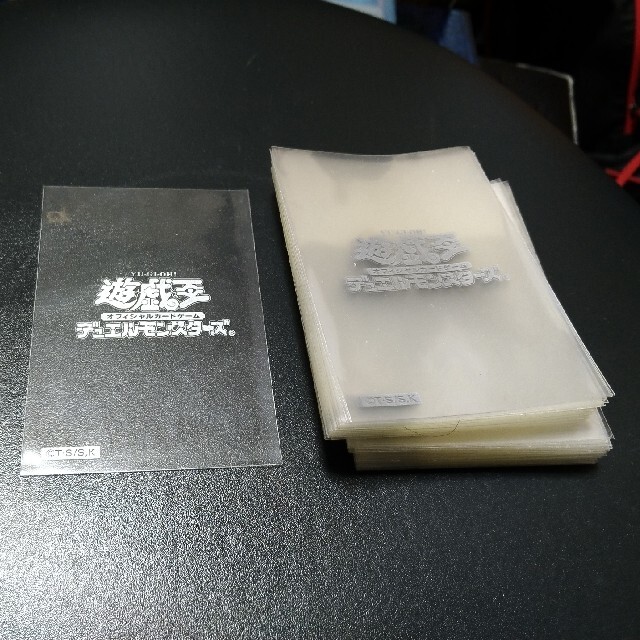 トレーディングカード遊戯王　初期 ロゴ　スリーブ 80枚