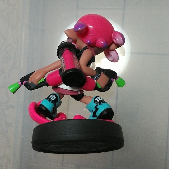 任天堂(ニンテンドウ)のamiibo スプラトゥーン2　ネオンピンク エンタメ/ホビーのフィギュア(ゲームキャラクター)の商品写真