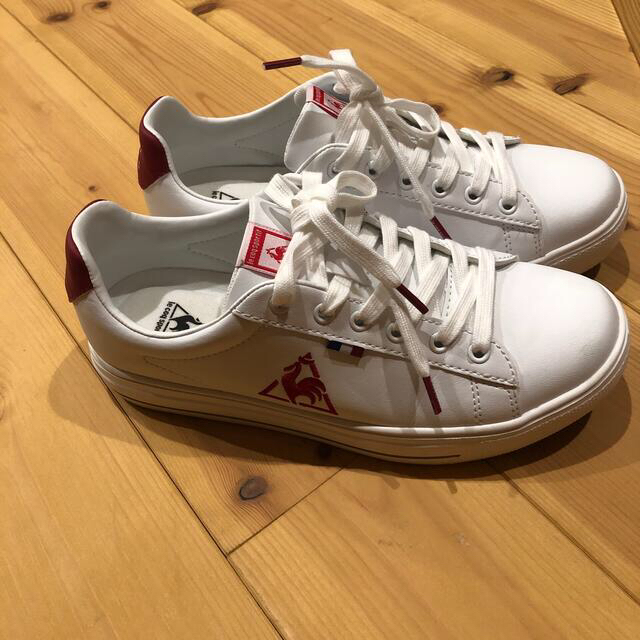 le coq sportif(ルコックスポルティフ)の1月3日まで！le coq sportif スニーカーホワイト&レッド　24㎝ レディースの靴/シューズ(スニーカー)の商品写真