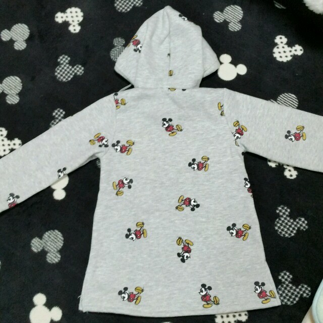 新品・未使用！ミッキー柄トレーナーワンピ キッズ/ベビー/マタニティのキッズ服女の子用(90cm~)(ワンピース)の商品写真