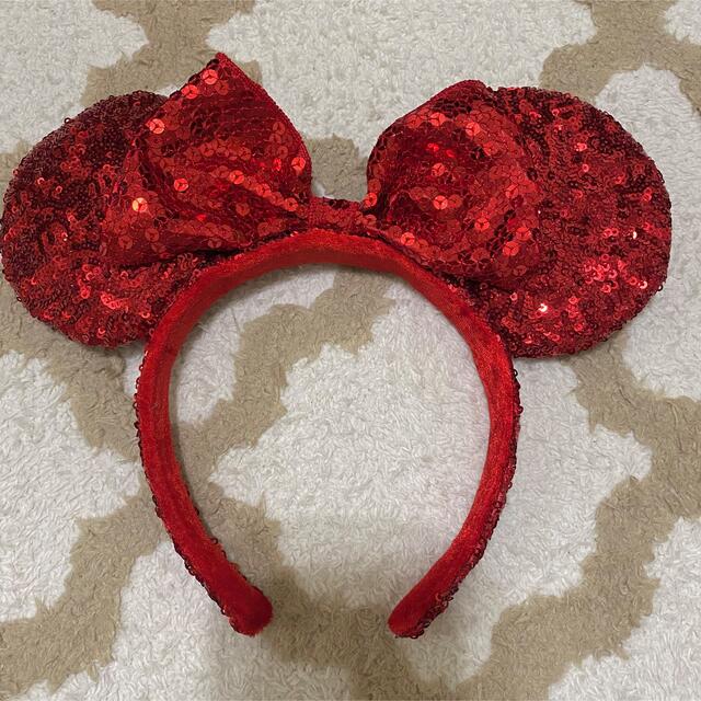 Disney(ディズニー)のディズニー　カチューシャ ミニー スパンコール　赤 レディースのヘアアクセサリー(カチューシャ)の商品写真