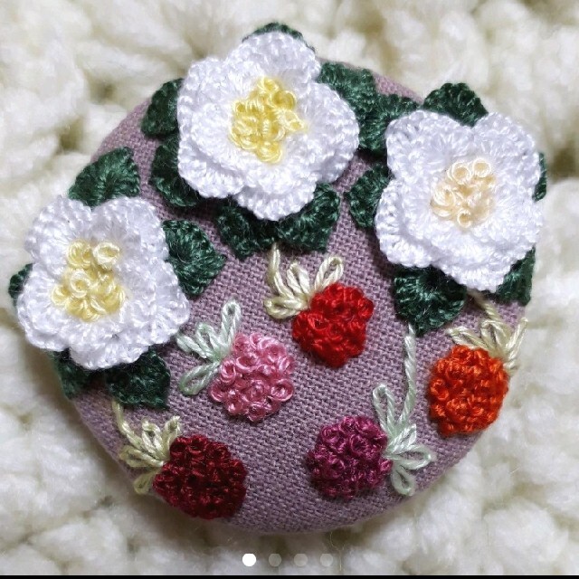 ハンドメイド くるみボタン 刺繍ブローチ♡ ワイルドストロベリーの