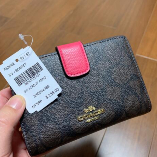 COACH(コーチ)のショプバ・箱付き　二つ折りショッキングピンク×ブラウンシグネチャー レディースのファッション小物(財布)の商品写真