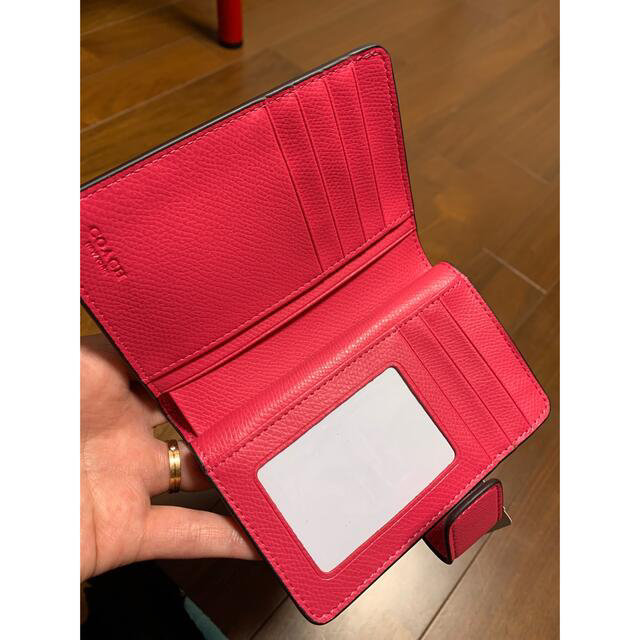 COACH(コーチ)のショプバ・箱付き　二つ折りショッキングピンク×ブラウンシグネチャー レディースのファッション小物(財布)の商品写真