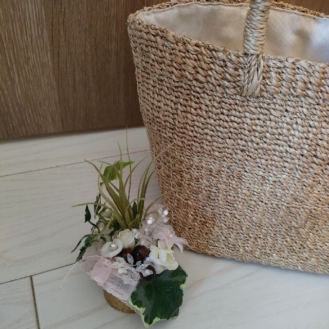 MUJI (無印良品)(ムジルシリョウヒン)の無印カゴトートバッグ　ベージュ✨お花の手作り飾りプレゼント🎁 レディースのバッグ(かごバッグ/ストローバッグ)の商品写真
