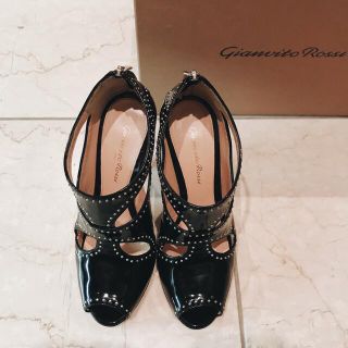 ジャンヴィットロッシ(Gianvito Rossi)のGianvito Rossi スタッズ ブラック サンダル 新品同様(ハイヒール/パンプス)