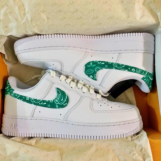 NIKE(ナイキ)のNIKE W AIR FORCE 1 '07 ESS 22SP-I メンズの靴/シューズ(スニーカー)の商品写真