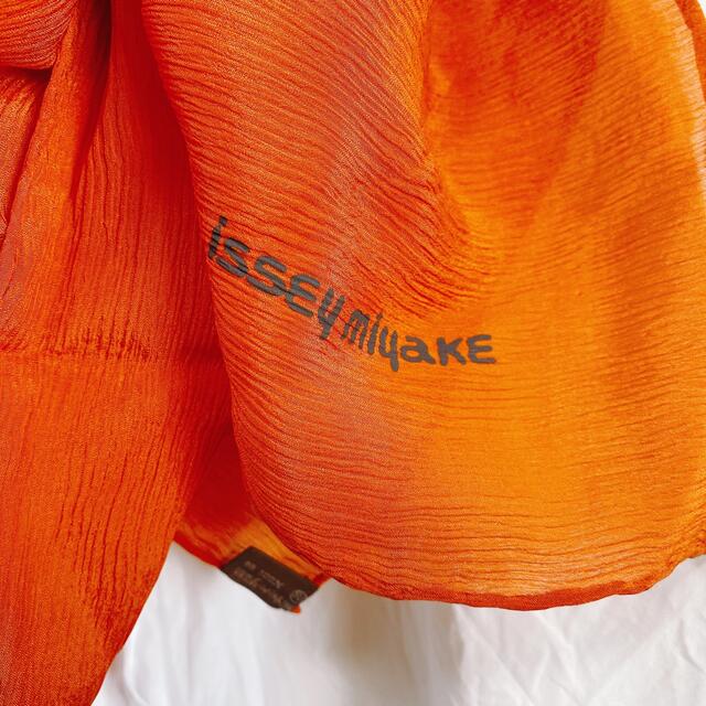 イッセミヤケのオレンジスカーフ