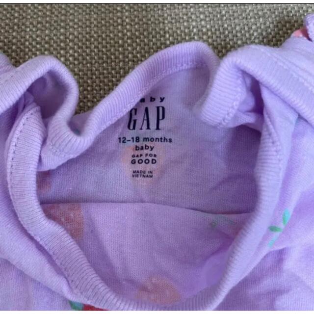 babyGAP(ベビーギャップ)のbabygap GAP ロンパース　いちご キッズ/ベビー/マタニティのベビー服(~85cm)(ロンパース)の商品写真