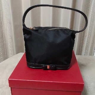 サルヴァトーレフェラガモ(Salvatore Ferragamo)の新品 Ferragamo フェラガモ リボン ミニバッグ ハンドバッグ ブラック(ハンドバッグ)