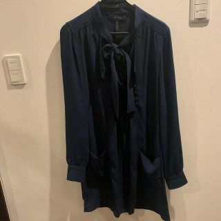 ビーシービージーマックスアズリア(BCBGMAXAZRIA)のシフォンチュニック　ネイビー(チュニック)