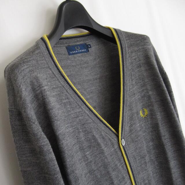 FRED PERRY(フレッドペリー)のFRED PERRY バイカラー  Vネック ニット カーディガン L ロゴ刺繍 メンズのトップス(カーディガン)の商品写真