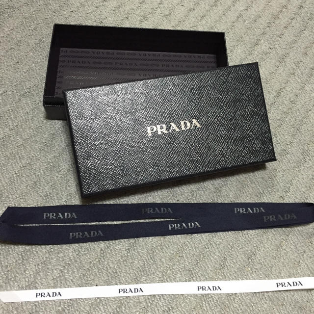 PRADA(プラダ)の【週末限定値下げ！】プラダ 箱 リボン レディースのバッグ(ショップ袋)の商品写真