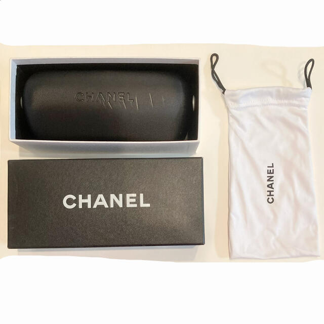 CHANEL(シャネル)の【中古品】CHANEL　眼鏡ケース　巾着袋＋箱付き　シャネル レディースのファッション小物(サングラス/メガネ)の商品写真