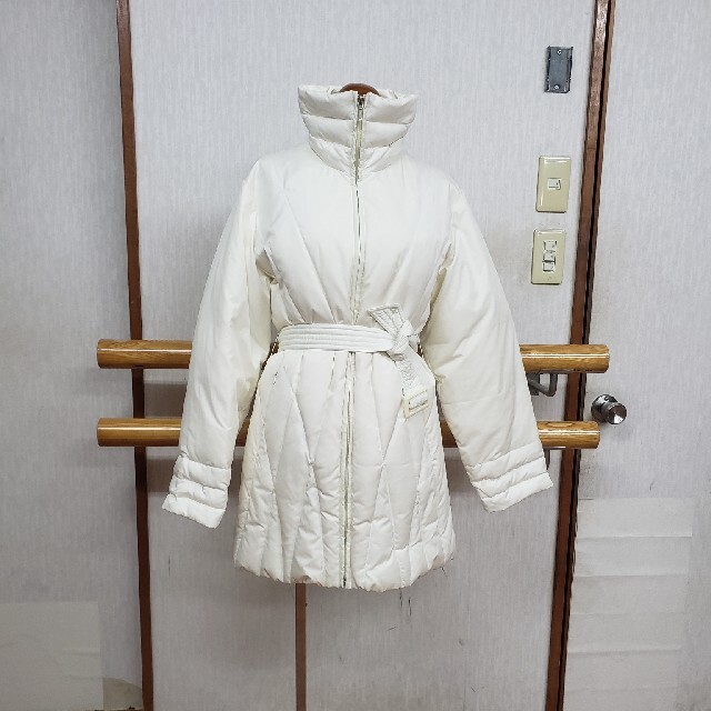 moil ecoleダウンコートジャケット　ホワイト　美品 レディースのジャケット/アウター(ダウンジャケット)の商品写真