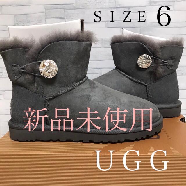 【メーカー直送】 UGG - 【新品未使用】UGG アグ　ムートンブーツ　グレー　スワロ付き ブーツ