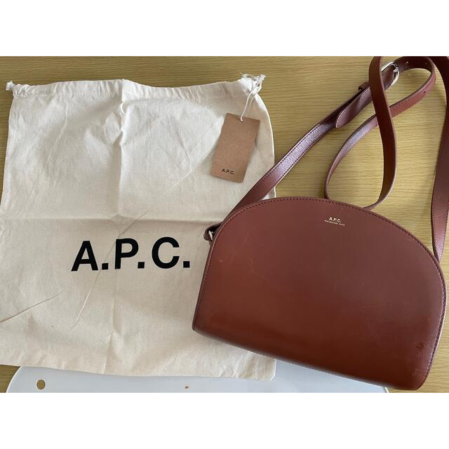 A. P.C. アーペーセー　ハーフムーンバック