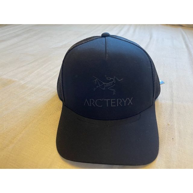 ARC'TERYX(アークテリクス)のArc'teryx・アークテリクス/ロゴトラッカーハット新品未使用 メンズの帽子(キャップ)の商品写真