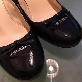 プラダ(PRADA)の《短時間のみの使用》PRADA リボンロゴ パンプス 黒 プラダ miumiu (ハイヒール/パンプス)