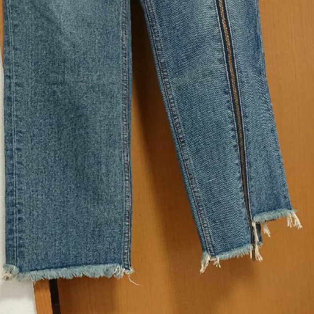 Ameri VINTAGE(アメリヴィンテージ)の【1回着】AMERI アメリ デニム ZIPPER STRAIGHT DENIM レディースのパンツ(デニム/ジーンズ)の商品写真