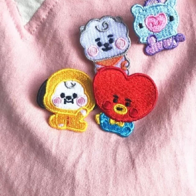 ★BT21★刺繍バッジ2種セット♡ バッグ 帽子 ペンダント BTS エンタメ/ホビーのタレントグッズ(アイドルグッズ)の商品写真