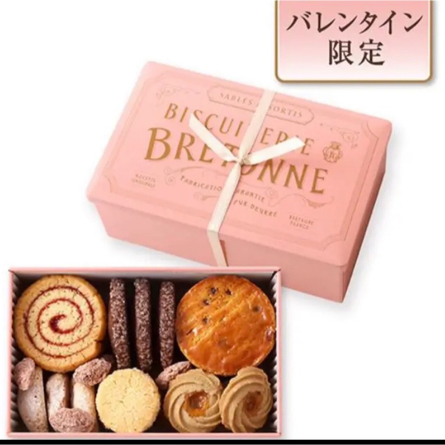 バレンタイン限定缶　コーラルピンク　ブルターニュ　クッキーアソルテ〈缶〉 食品/飲料/酒の食品(菓子/デザート)の商品写真