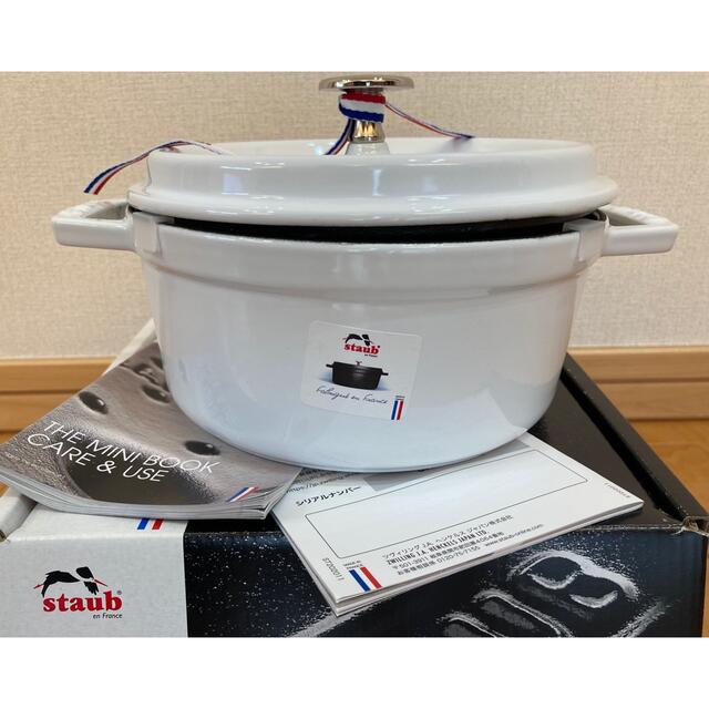 STAUB(ストウブ)のレア限定【新品未使用】staub ココットラウンド　18cm ホワイト インテリア/住まい/日用品のキッチン/食器(鍋/フライパン)の商品写真