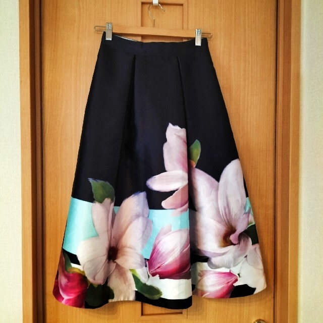 FRAY I.D(フレイアイディー)の【Ted Baker】花柄スカート レディースのスカート(ひざ丈スカート)の商品写真