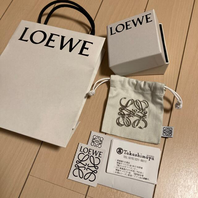 LOEWE(ロエベ)のsee様専用　百貨店購入　ロエベ　アナグラム　ブローチ　パラジウム レディースのアクセサリー(ブローチ/コサージュ)の商品写真