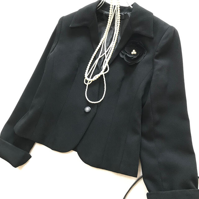 ベルメゾン(ベルメゾン)の【まっきー様専用】ベルメゾン　11　セレモニージャケット　黒　コサージュ付き レディースのフォーマル/ドレス(スーツ)の商品写真