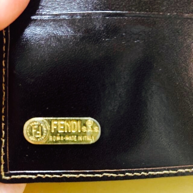 新品　FENDI 二つ折り財布　がま口