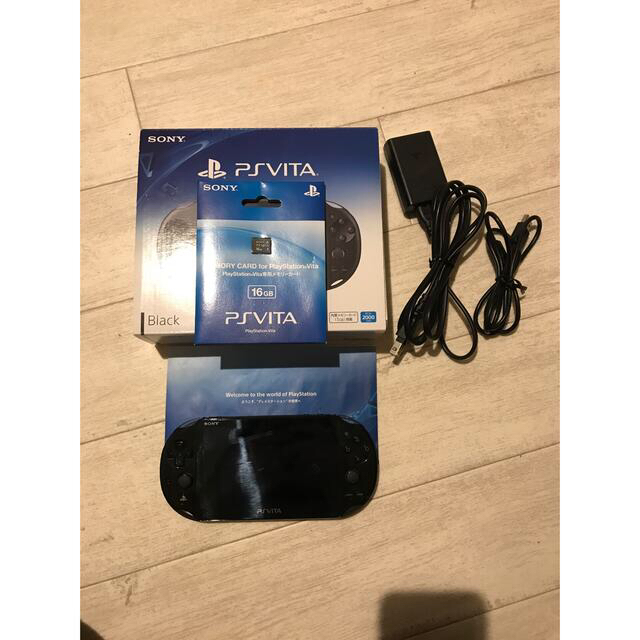 PlayStation Vita(プレイステーションヴィータ)の中古) PSVITA PCH-2000 ZA11 Wi-Fi モデル ブラック エンタメ/ホビーのゲームソフト/ゲーム機本体(携帯用ゲーム機本体)の商品写真