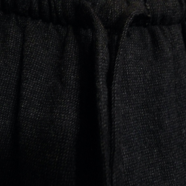COMOLI(コモリ)のCOMOLI 強縮ウールドローストリングパンツ メンズのパンツ(スラックス)の商品写真
