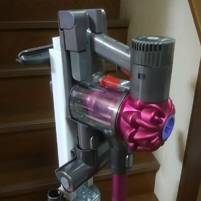 Dyson(ダイソン)のdyson v6 ｢F-ff.(3エフ)｣Fフューシャ-ff スタンド付き スマホ/家電/カメラの生活家電(掃除機)の商品写真