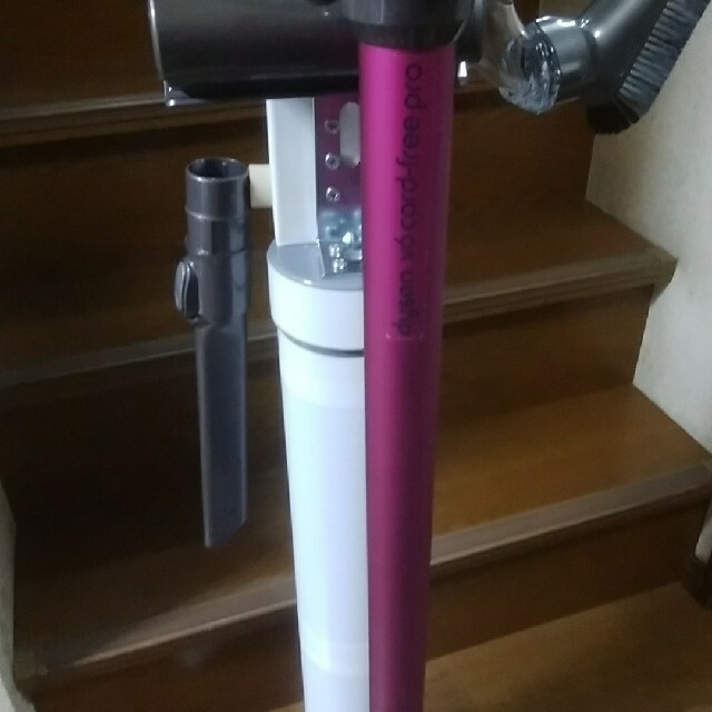 Dyson(ダイソン)のdyson v6 ｢F-ff.(3エフ)｣Fフューシャ-ff スタンド付き スマホ/家電/カメラの生活家電(掃除機)の商品写真