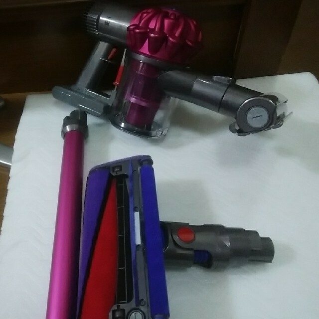 Dyson(ダイソン)のdyson v6 ｢F-ff.(3エフ)｣Fフューシャ-ff スタンド付き スマホ/家電/カメラの生活家電(掃除機)の商品写真