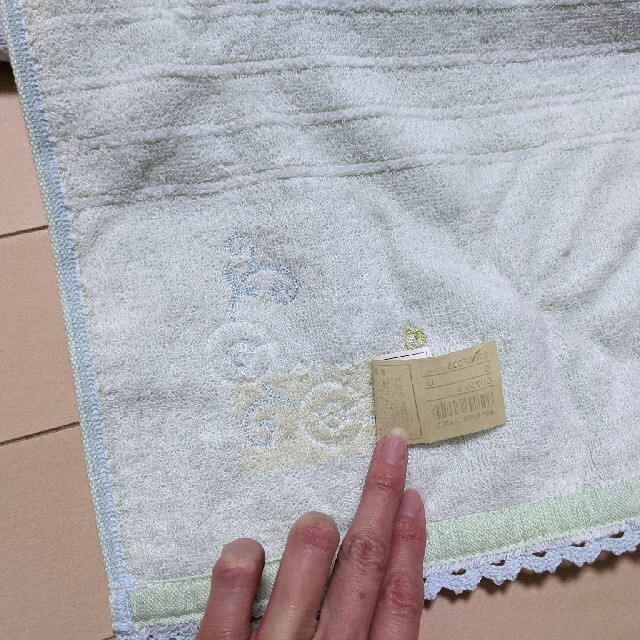 たまた様専用！！！新品未使用　柔らか、ふわふわ刺繍タオル2枚セット インテリア/住まい/日用品の日用品/生活雑貨/旅行(タオル/バス用品)の商品写真