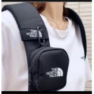 ザノースフェイス(THE NORTH FACE)の【未開封新品】ノースフェイス　ミニポーチ　マルチコインケース　カラビナ付　黒色(ポーチ)