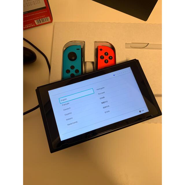 任天堂(ニンテンドウ)のNintendo Switch Joy-Con (L) ネオンブルー/ (R)  エンタメ/ホビーのゲームソフト/ゲーム機本体(家庭用ゲーム機本体)の商品写真