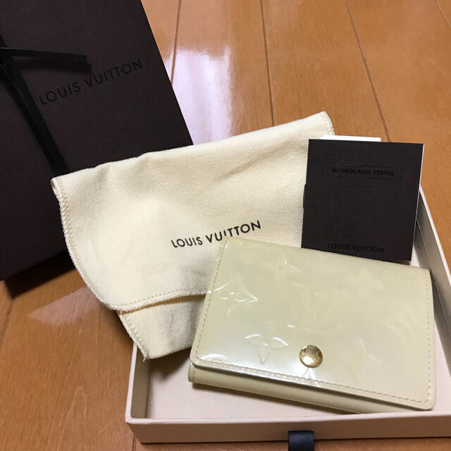 LOUIS VUITTON(ルイヴィトン)のLOUIS VUITTON ヴェルニ ホワイト 名刺入れ レディースのファッション小物(名刺入れ/定期入れ)の商品写真