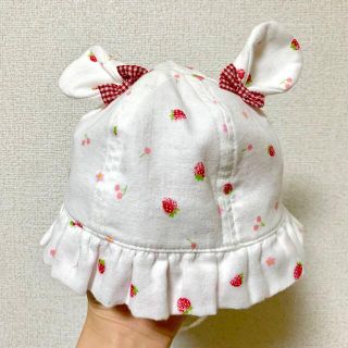 ニシマツヤ(西松屋)の新品！春夏使える 44cm いちごとリボン 女の子 ベビーキャップ(帽子)