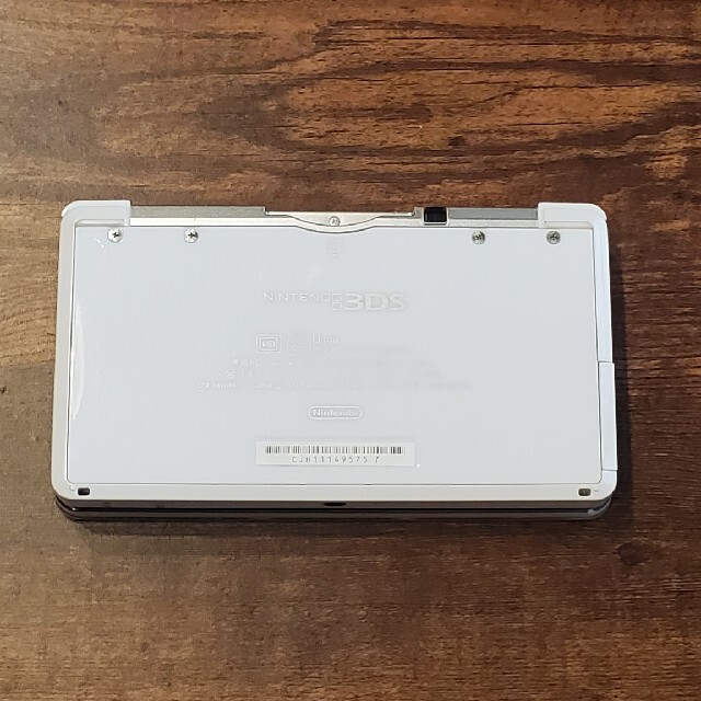 ニンテンドー3DS(ニンテンドー3DS)のニンテンドー3DS ホワイト 専用充電代付き エンタメ/ホビーのゲームソフト/ゲーム機本体(携帯用ゲーム機本体)の商品写真