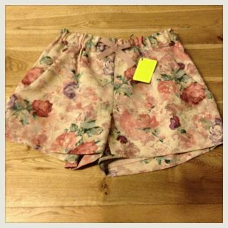 ボルニー(BORNY)のBORNYのフラワー柄ショートパンツ(ショートパンツ)